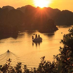 6 interesting facts you may not know about Ha Long Bay - Ha Long Bay, Kong:Skull Island, Entertainment, Seafood, best time to visit Ha Long Bay, Wooden Boats, Cheap price, luxury experience