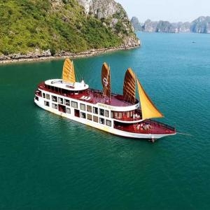 Emperor Cruise - Emperor Cruise, hotel in Halong Bay